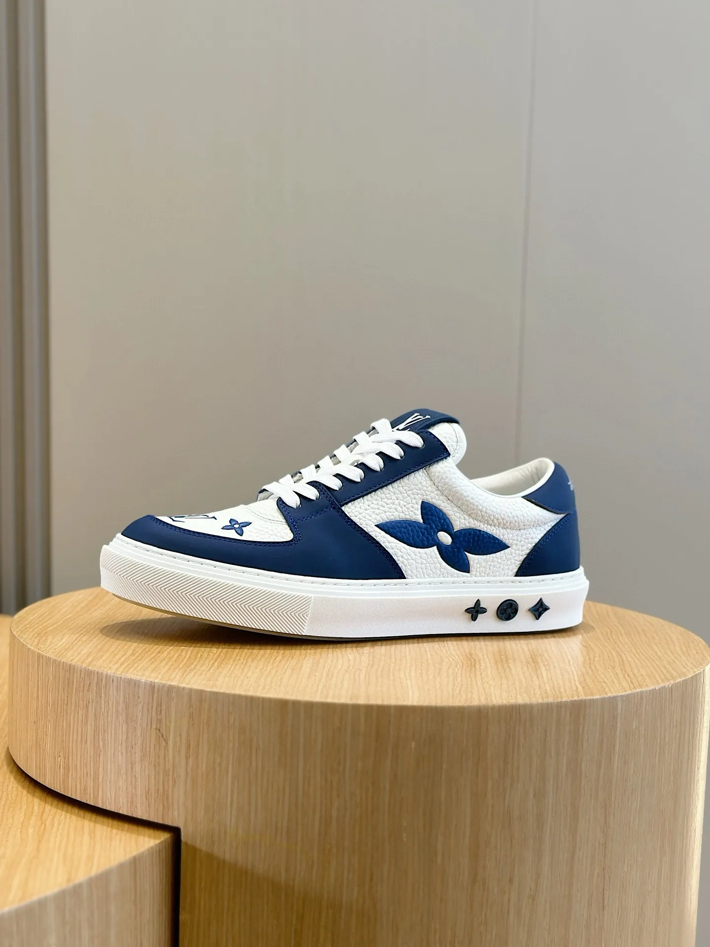 Factory price: 438💰LV full cowhide color-printed men's sneakers. This Ollie lace-up sneaker is made of floral embossed fabric, continuing the inspiration of the season's ready-to-wear collection. The laces are used to set off the gorgeous design, monogram flowers are embellished with transparent rubber outsole, and the brand logo is written on the back. Cowhide upper, cowhide lining, TPU outsole Size: 39-44 (customized at 38.45)